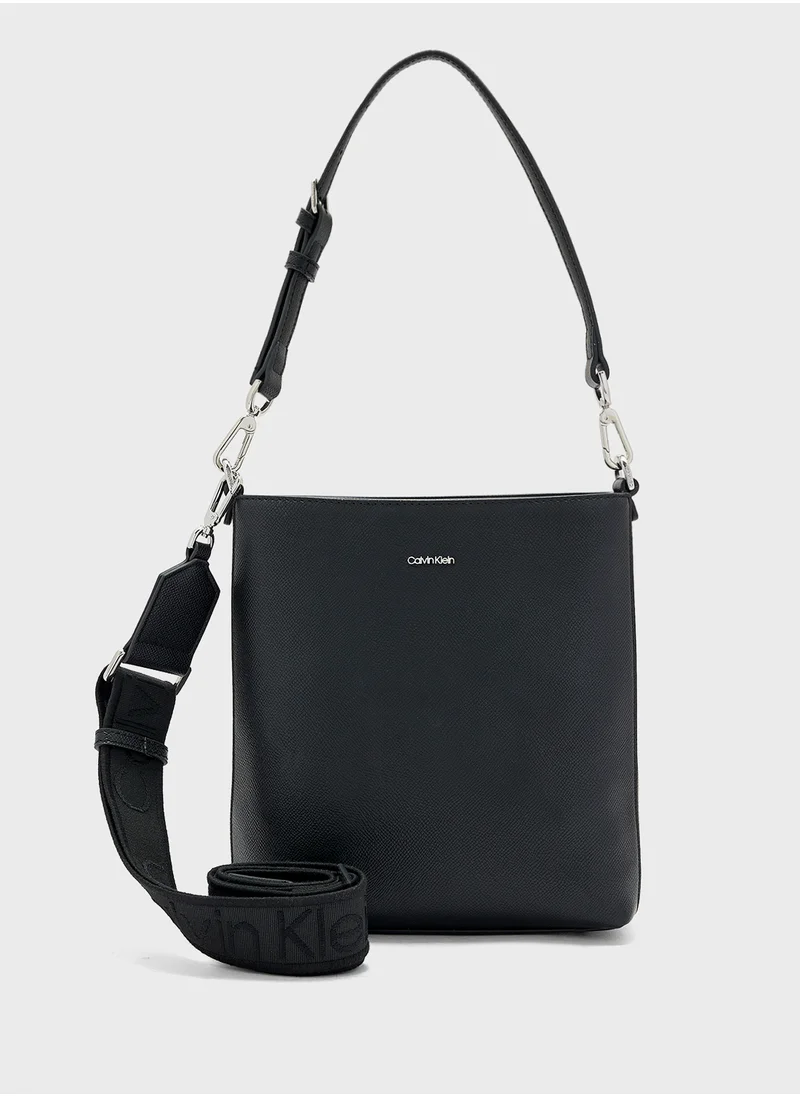 كالفن كلاين Must Small Bucket Crossbody