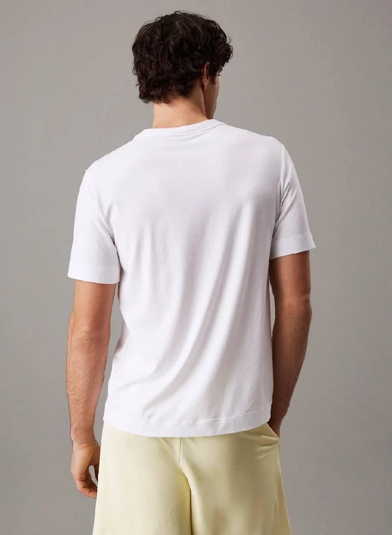 كالفن كلاين تيشرت مزين بشعار كلفن كلاين