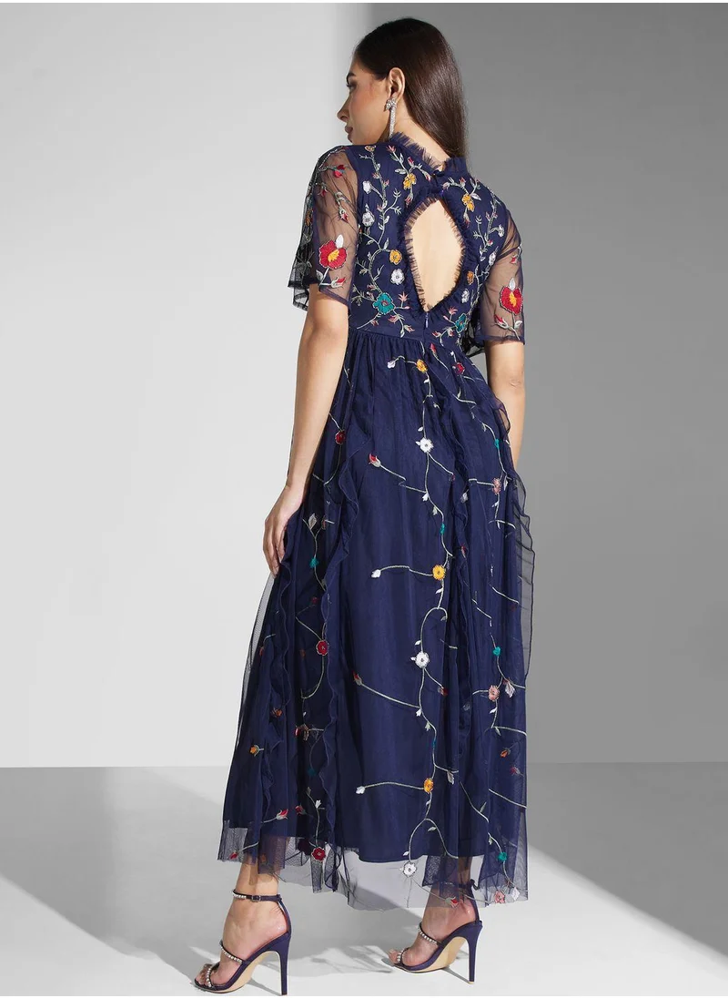 سنوار Embroidered Cut Out Back Dress