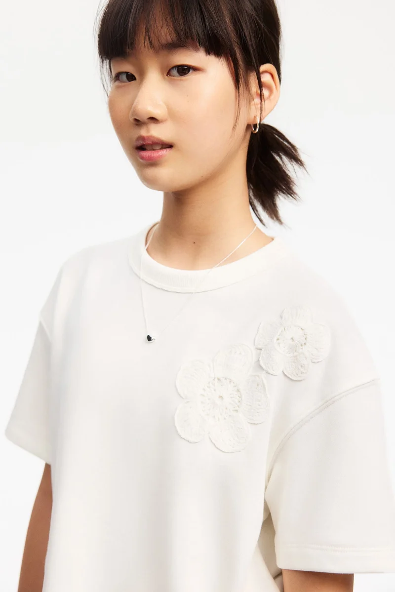 اتش اند ام تي-شيرت بتفاصيل زخرفة