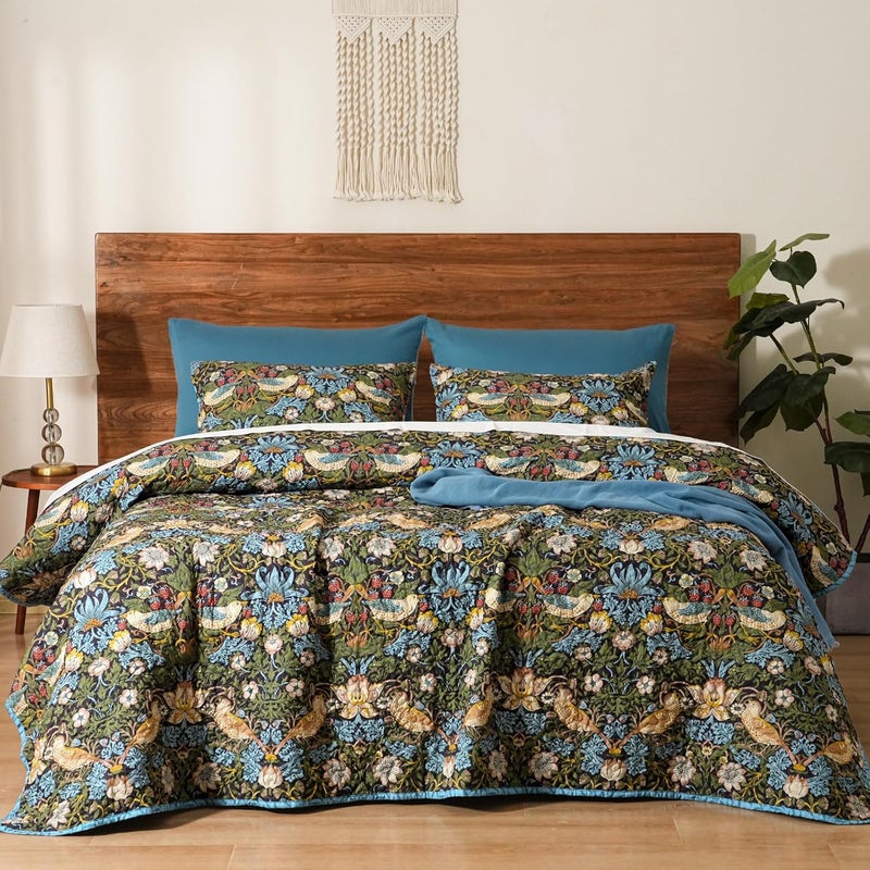 PHF طقم لحاف مزخرف بالأزهار من PHF بحجم كوين، 3 قطع، قابل للعكس وخفيف الوزن، غطاء سرير لجميع الفصول، طقم بياضات سرير بوهيمي فائق النعومة 90" x 96" مع 2 غطاء وسادة، فراولة - Image 1