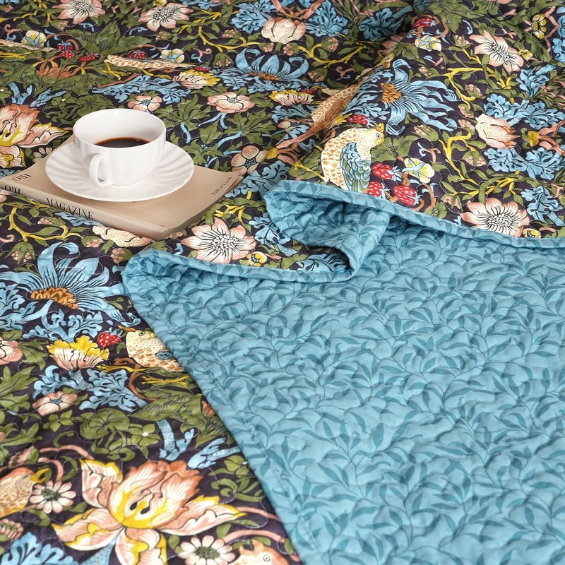 PHF طقم لحاف مزخرف بالأزهار من PHF بحجم كوين، 3 قطع، قابل للعكس وخفيف الوزن، غطاء سرير لجميع الفصول، طقم بياضات سرير بوهيمي فائق النعومة 90" x 96" مع 2 غطاء وسادة، فراولة - Image 5