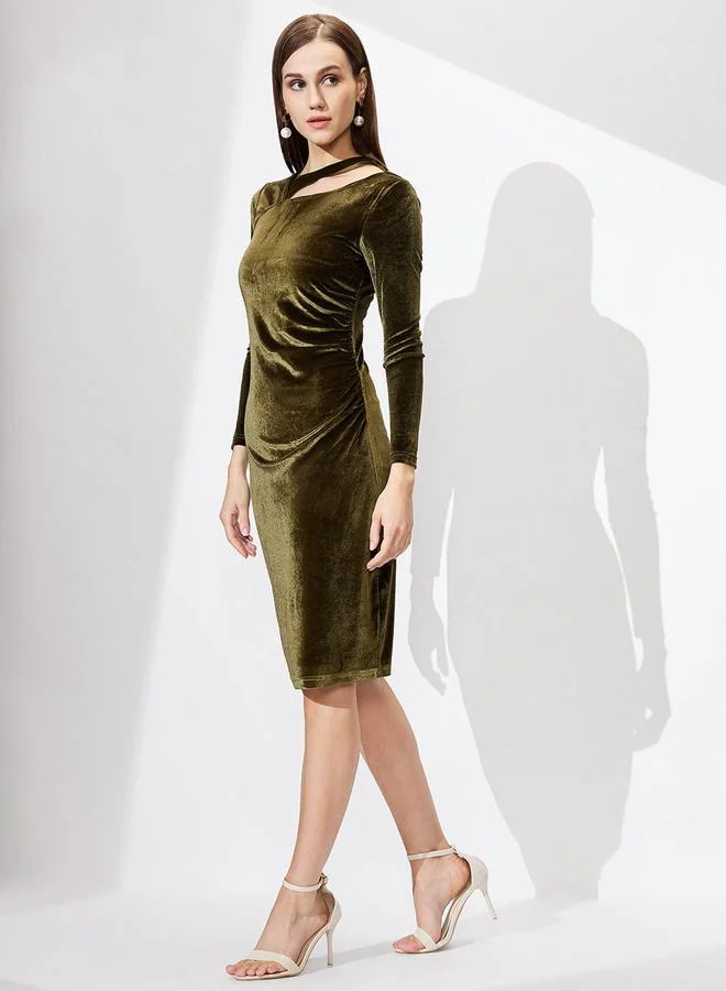 جلو باص فستان بطول الركبة بفتحة جانبية ولمسة مخملية