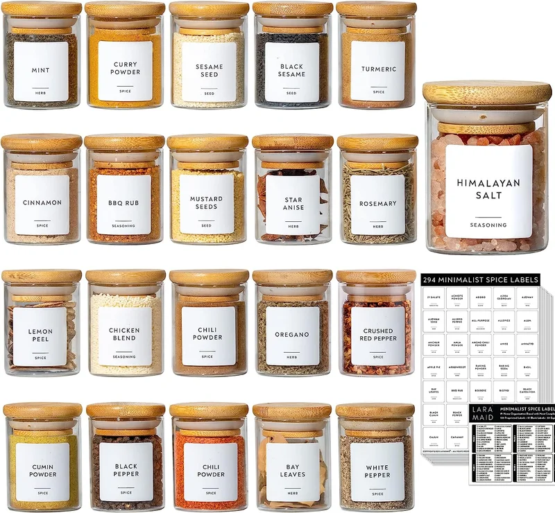 كويزيرا مجموعة برطمانات زجاجية 90 مل (20 عبوة) مع أغطية خيزران وملصقات مخصصة للتوابل والأعشاب والسكر والملح والشاي والبذور