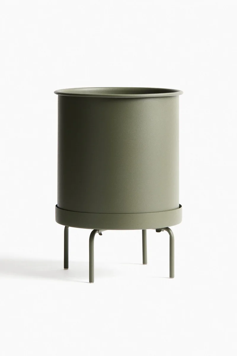 اتش اند ام أصيص نبات كبير على حامل