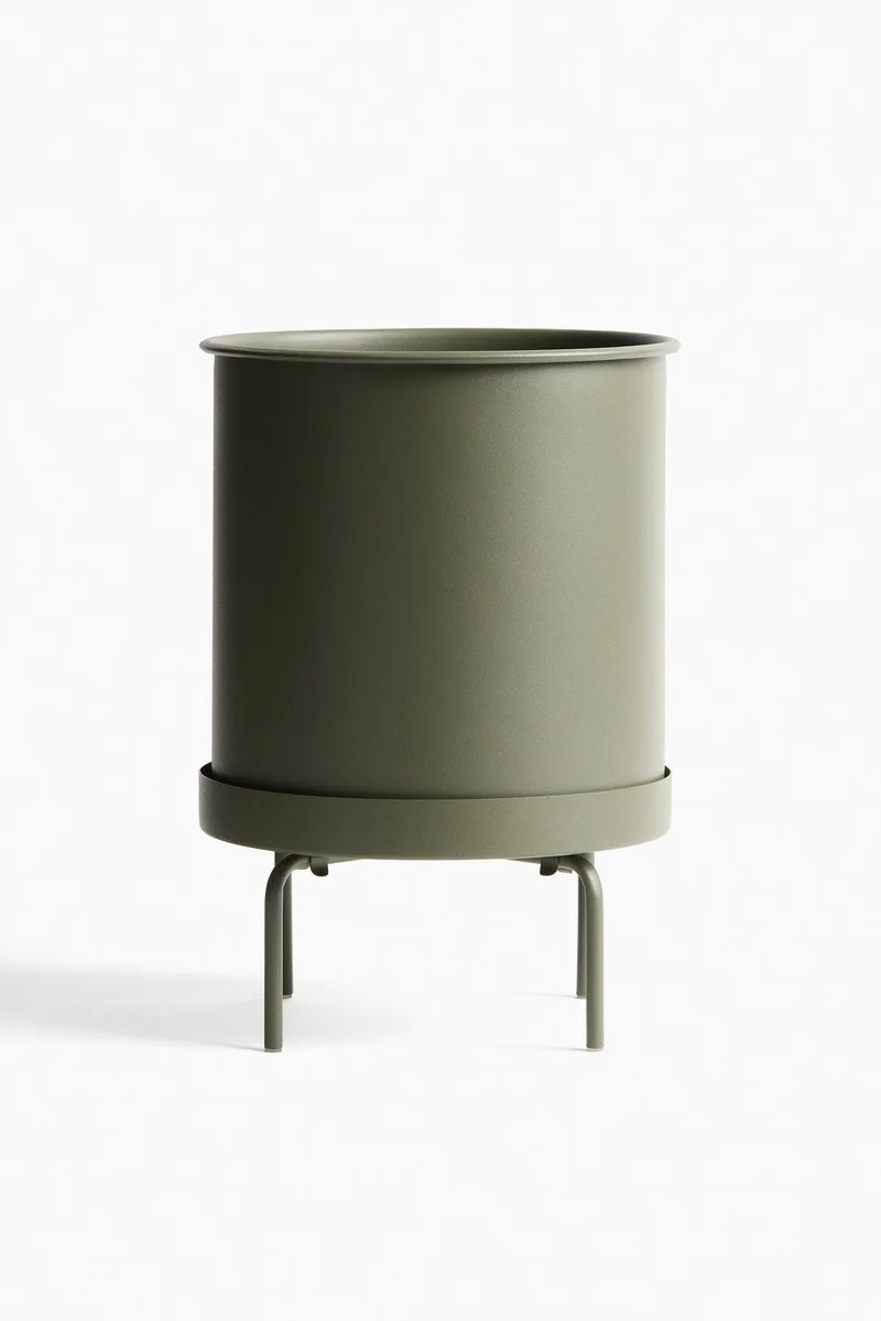 اتش اند ام أصيص نبات كبير على حامل