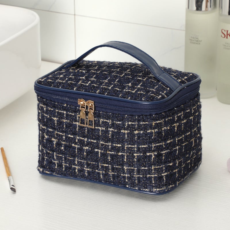 حقيبة مكياج محمولة نمط جديد نمط العطور الصغير شهيرة على الإنترنت، حقيبة تخزين مستحضرات التجميل للمسافرة ذات السعة الكبيرة نمط إينس (Ins) ومحمولة وقيمة جمال عالية (حقيبة مكياج خزفية زرقاء داكنة نمط العطور) - Image 1