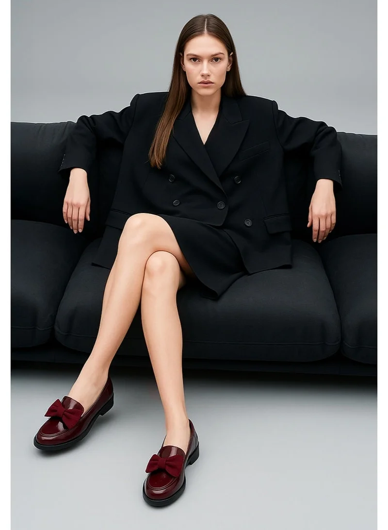 لندن راج حذاء لوفر بربطة عنق باللون العنابي