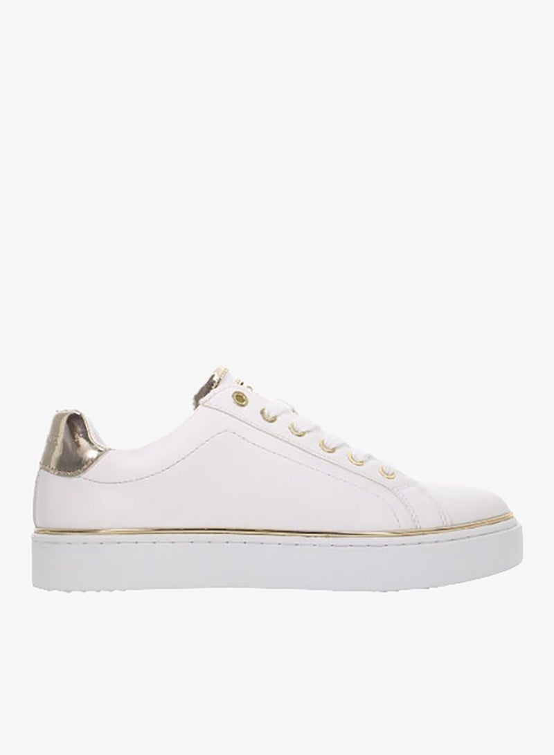 لامبرجاك حذاء رياضي نسائي من الجلد الأبيض من لومبرجاك بلمسات ذهبية - حذاء منصة أنيق قصير الرقبة للملابس الكاجوال والأنيقة - Image 1