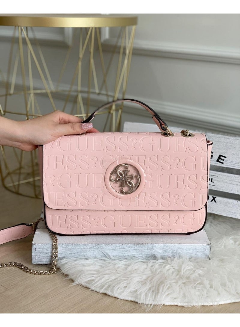جس حقيبة كتف نسائية من Guess بشعار ذهبي - وردي - Image 1