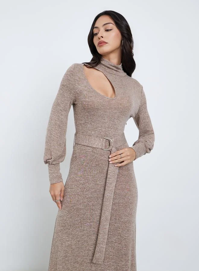 ستايلي فستان طويل بتصميم سويتر بتفاصيل مفتوحة وحزام
