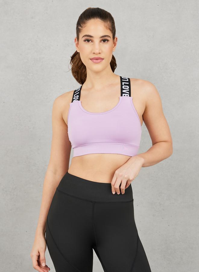 ستايلي اكتيف طقم رياضي: حمالة صدر رياضية بحمالات متقاطعة ونسيج شبكي من الخلف مع بنطلون ليجنز بتفاصيل خياطة (عبوة من 3) - Image 4