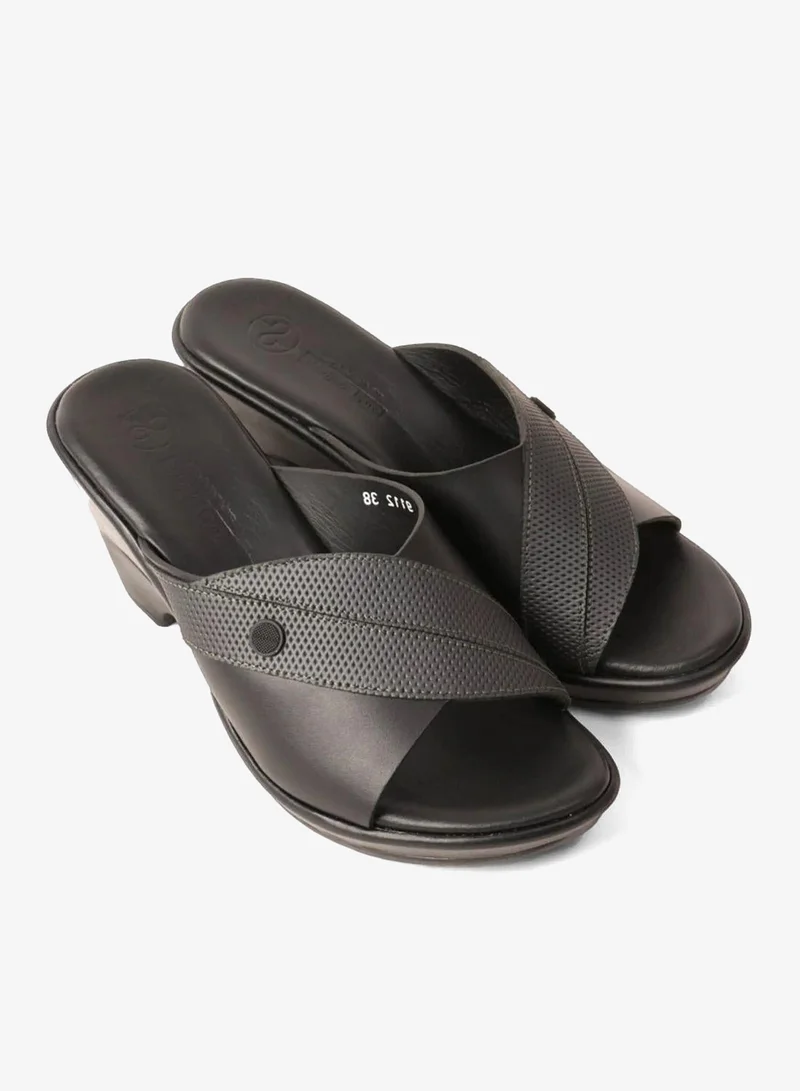 كومفورت بلس صنادل جلد مريحة داعمة بكعب منخفض أسود