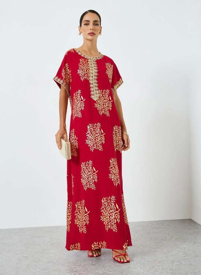 تايك تو جلابية بطبعة شجر وتفاصيل ذهبية