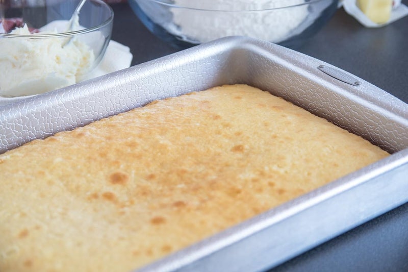 Doughmakers 9" x 13" Cake Commercial Grade Aluminum Bake Pan - Image 5