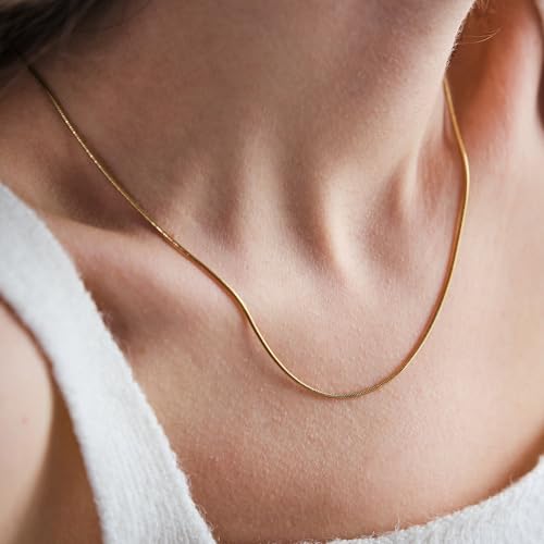 CHESKY قلادة هيرينغبون للنساء، قلادة سلسلة ذهبية رقيقة مطلية بالذهب عيار 14 قيراط 1.5 مم، قلادات ثعبان مرنة مسطحة بسيطة وسميكة للنساء - Image 4