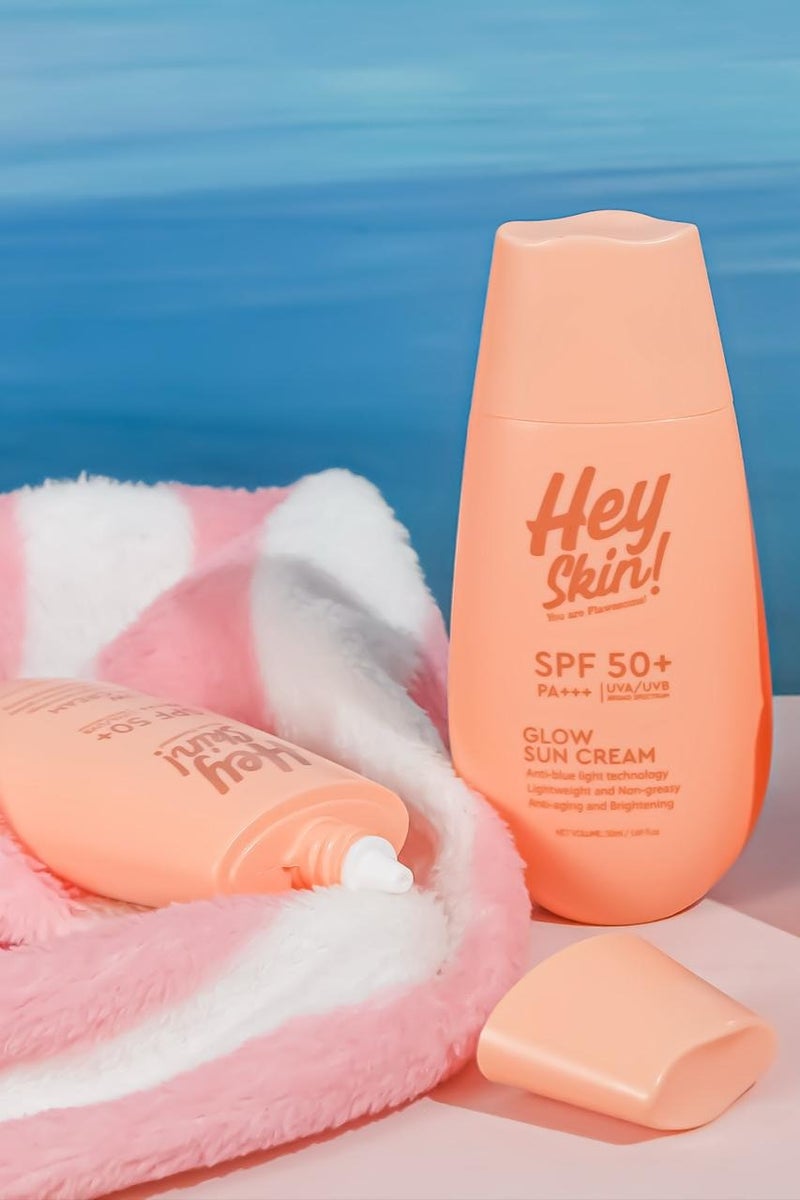 مرحبًا سكين مرحبًا بالبشرة! كريم واقي من الشمس SPF 50+ PA+++ بتركيبة مضيئة | بدون طبقة بيضاء | خفيف على البشرة | مضاد للشيخوخة | مقاوم للتلوث | حماية واسعة النطاق | حماية من الضوء الأزرق | معتمد من FDA | واقي شمس للوجه والجسم | 50 مل - Image 3