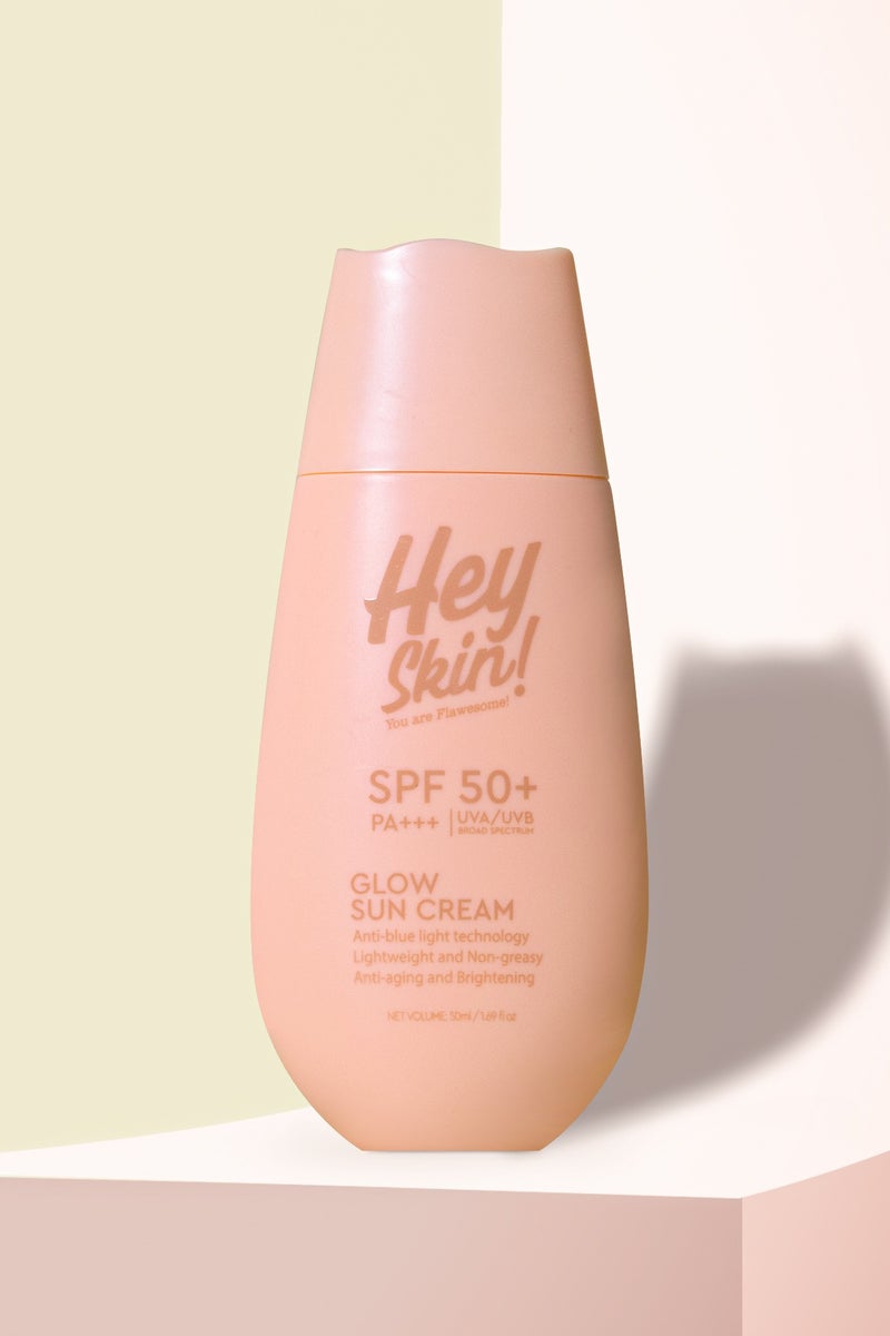 مرحبًا سكين مرحبًا بالبشرة! كريم واقي من الشمس SPF 50+ PA+++ بتركيبة مضيئة | بدون طبقة بيضاء | خفيف على البشرة | مضاد للشيخوخة | مقاوم للتلوث | حماية واسعة النطاق | حماية من الضوء الأزرق | معتمد من FDA | واقي شمس للوجه والجسم | 50 مل - Image 2