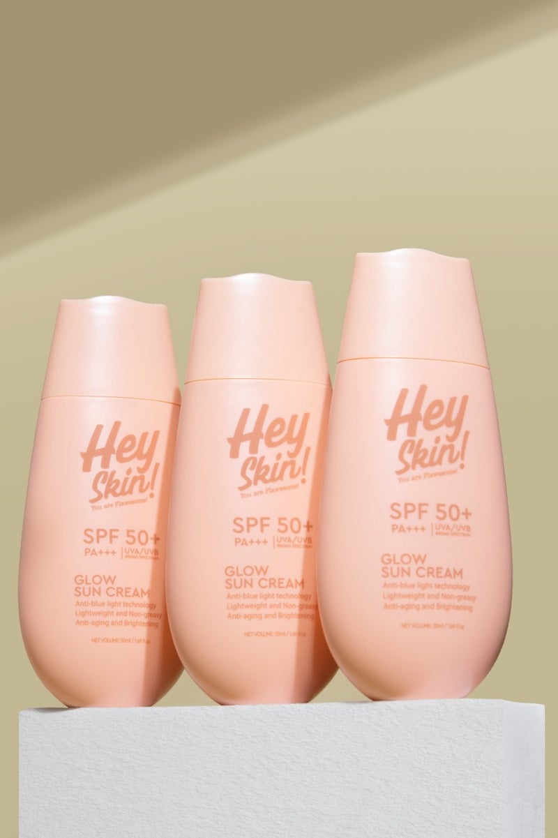 مرحبًا سكين مرحبًا بالبشرة! كريم واقي من الشمس SPF 50+ PA+++ بتركيبة مضيئة | بدون طبقة بيضاء | خفيف على البشرة | مضاد للشيخوخة | مقاوم للتلوث | حماية واسعة النطاق | حماية من الضوء الأزرق | معتمد من FDA | واقي شمس للوجه والجسم | 50 مل - Image 1