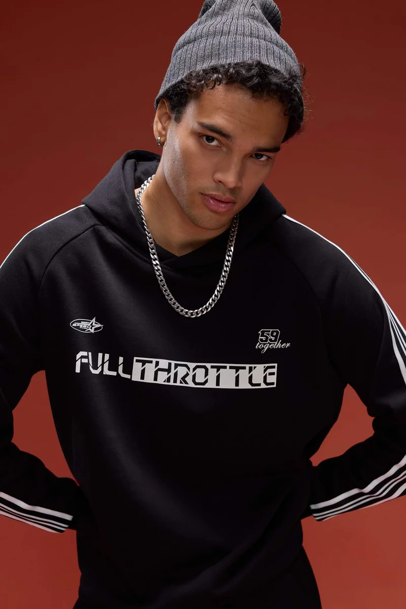 ديفاكتو Boxy Fit Long Sleeve Hooded Sweatshirt