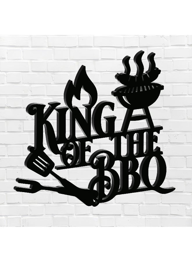 ديكور جداري خشبي عالي الجودة للمطبخ فن جداري للمطبخ بكلمة "King Of The BBQ" مصنوع من خشب MDF الإسباني، باللون الأسود، بسماكة 6 ملم. يتميز بتصميم ثلاثي الأبعاد عصري وأنيق، مزوّد بشريط لاصق مزدوج الوجه لسهولة التركيب. جاهز للتثبيت فورًا ويمنح مطبخك لمسة فنية راقية. - Image 1