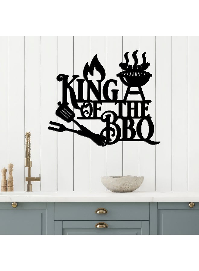 ديكور جداري خشبي عالي الجودة للمطبخ فن جداري للمطبخ بكلمة "King Of The BBQ" مصنوع من خشب MDF الإسباني، باللون الأسود، بسماكة 6 ملم. يتميز بتصميم ثلاثي الأبعاد عصري وأنيق، مزوّد بشريط لاصق مزدوج الوجه لسهولة التركيب. جاهز للتثبيت فورًا ويمنح مطبخك لمسة فنية راقية. - Image 3
