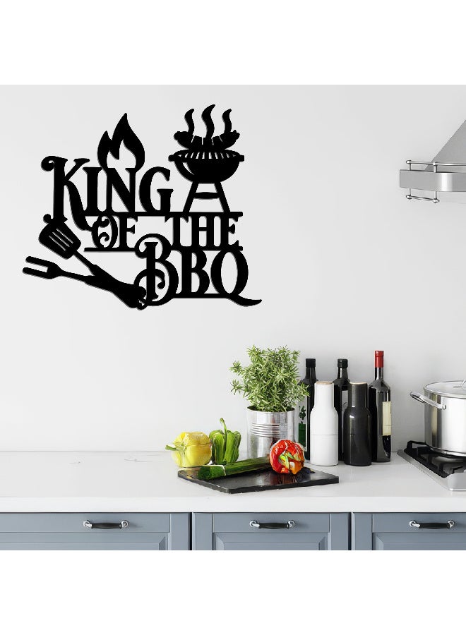 ديكور جداري خشبي عالي الجودة للمطبخ فن جداري للمطبخ بكلمة "King Of The BBQ" مصنوع من خشب MDF الإسباني، باللون الأسود، بسماكة 6 ملم. يتميز بتصميم ثلاثي الأبعاد عصري وأنيق، مزوّد بشريط لاصق مزدوج الوجه لسهولة التركيب. جاهز للتثبيت فورًا ويمنح مطبخك لمسة فنية راقية. - Image 4