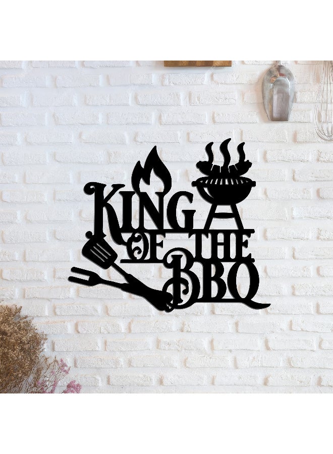 ديكور جداري خشبي عالي الجودة للمطبخ فن جداري للمطبخ بكلمة "King Of The BBQ" مصنوع من خشب MDF الإسباني، باللون الأسود، بسماكة 6 ملم. يتميز بتصميم ثلاثي الأبعاد عصري وأنيق، مزوّد بشريط لاصق مزدوج الوجه لسهولة التركيب. جاهز للتثبيت فورًا ويمنح مطبخك لمسة فنية راقية. - Image 2