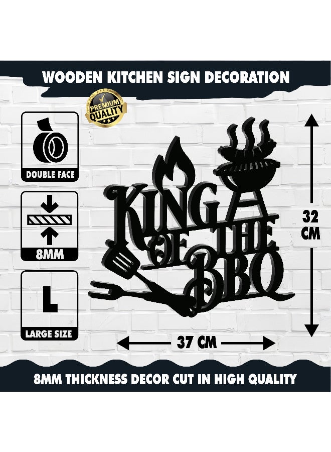 ديكور جداري خشبي عالي الجودة للمطبخ فن جداري للمطبخ بكلمة "King Of The BBQ" مصنوع من خشب MDF الإسباني، باللون الأسود، بسماكة 6 ملم. يتميز بتصميم ثلاثي الأبعاد عصري وأنيق، مزوّد بشريط لاصق مزدوج الوجه لسهولة التركيب. جاهز للتثبيت فورًا ويمنح مطبخك لمسة فنية راقية. - Image 5