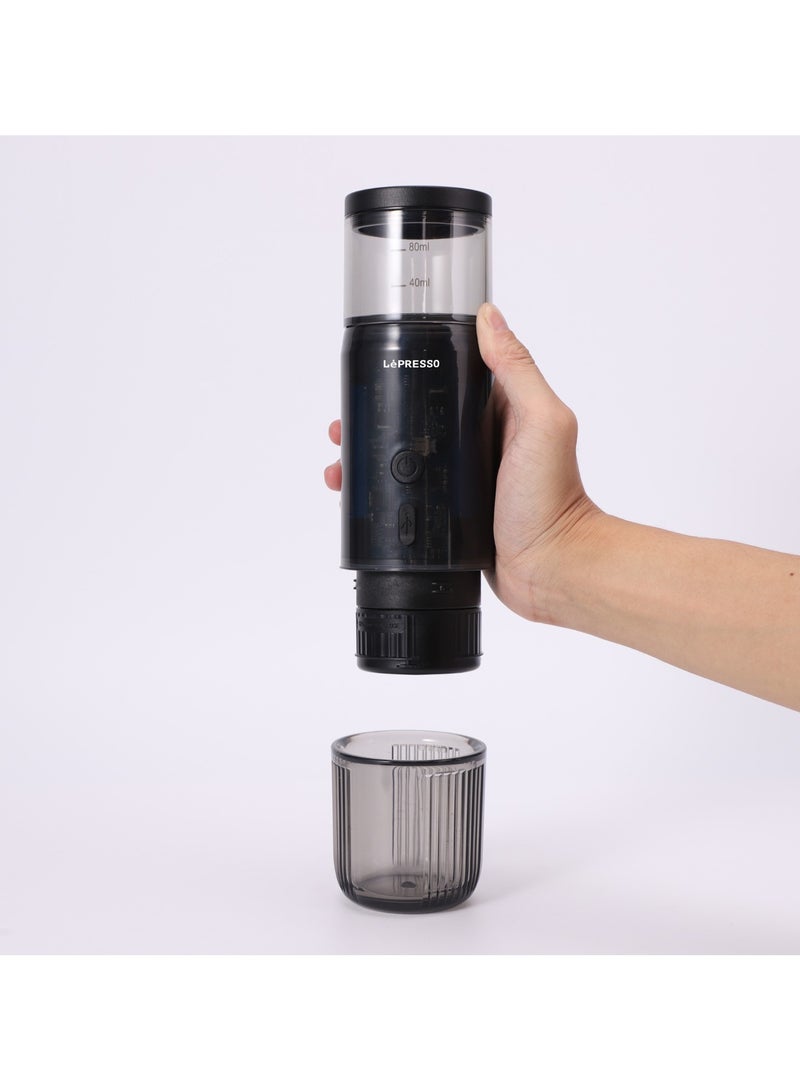 ليبرسو ماكينة صنع قهوة إسبريسو محمولة 80 مل بقوة 15 بار مع شاشة رقمية بقوة 135 وات / أكياس وكبسولات متضمنة / استخلاص بالتسخين / كبسولات ومساحيق / استخلاص مباشر / ماكينة صنع قهوة محمولة / مادة الفولاذ المقاوم للصدأ بدرجة الغذاء - أسود - Image 2