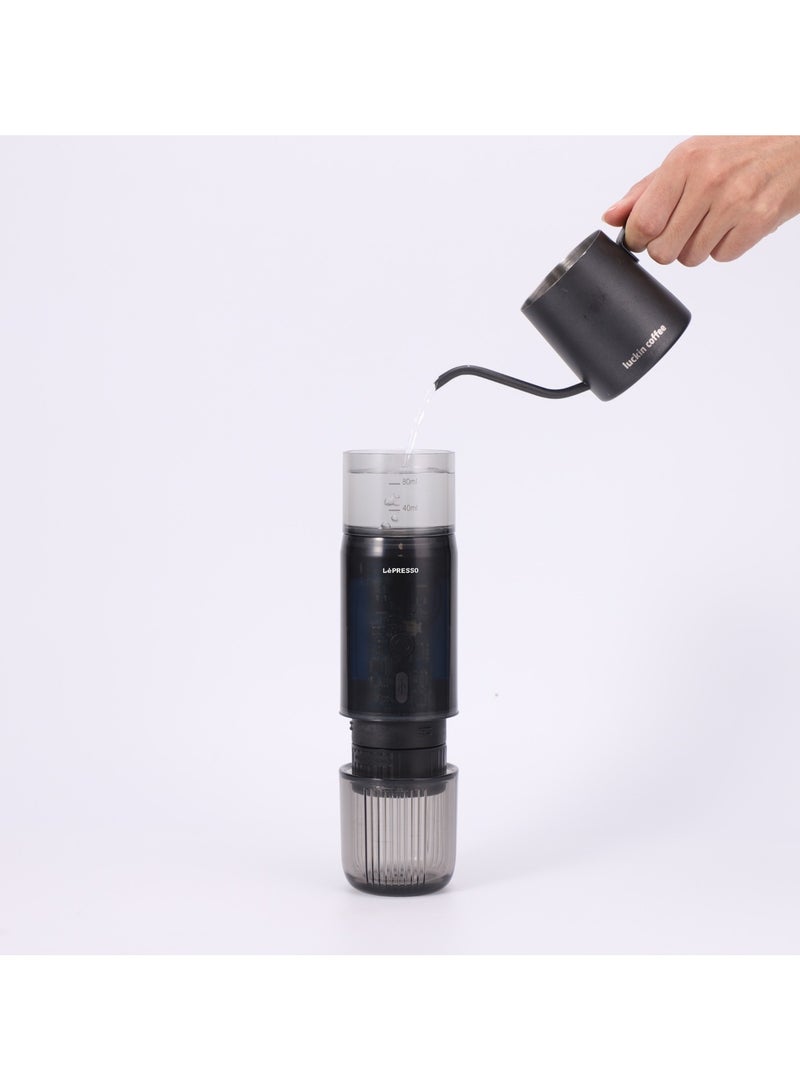 ليبرسو ماكينة صنع قهوة إسبريسو محمولة 80 مل بقوة 15 بار مع شاشة رقمية بقوة 135 وات / أكياس وكبسولات متضمنة / استخلاص بالتسخين / كبسولات ومساحيق / استخلاص مباشر / ماكينة صنع قهوة محمولة / مادة الفولاذ المقاوم للصدأ بدرجة الغذاء - أسود - Image 5