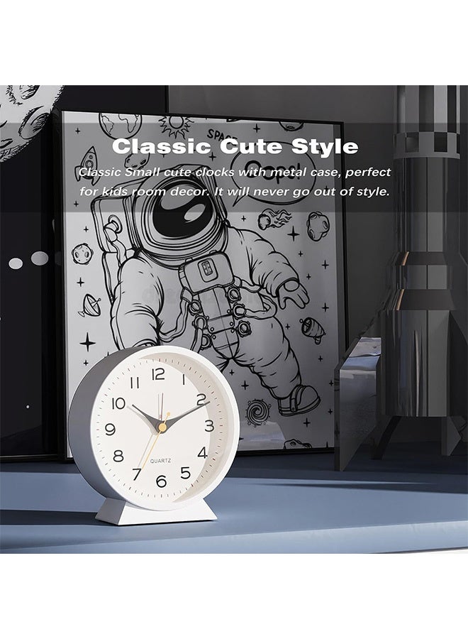 هاهاهاي ساعة منبه تناظرية 4.5 بوصة للبالغين الذين ينامون نومًا عميقًا ، ساعة مكتب صغيرة على الطراز القديم تعمل بالبطارية ، ساعة معدنية صامتة مع إضاءة لتزيين غرفة المعيشة وغرفة النوم والرف (أبيض) - Image 5