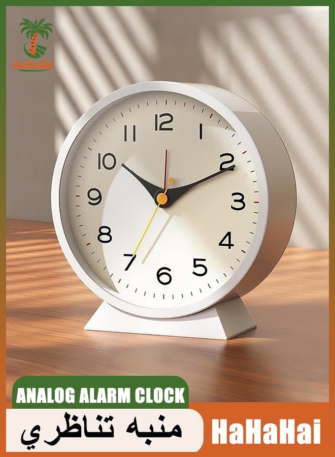 هاهاهاي ساعة منبه تناظرية 4.5 بوصة للبالغين الذين ينامون نومًا عميقًا ، ساعة مكتب صغيرة على الطراز القديم تعمل بالبطارية ، ساعة معدنية صامتة مع إضاءة لتزيين غرفة المعيشة وغرفة النوم والرف (أبيض) - Image 1