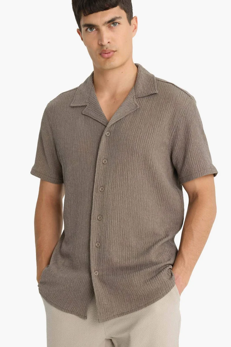 ديفاكتو Modern Fit Resort Neck Crinkle Fabric Short Sleeve Shirt