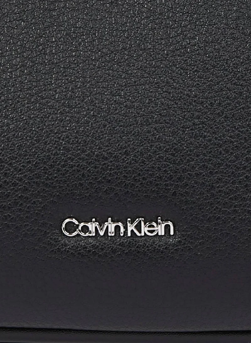 كالفن كلاين شنطة كتف