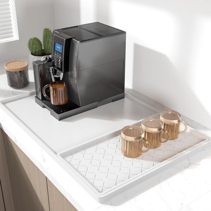 Rnivvi حصيرة قهوة من السيليكون من ، مقاس 16" x 24"، مقاومة للماء وذات حافة مرتفعة، مناسبة لملحقات محطة آلة الإسبريسو، وسادة لتجفيف الأطباق قابلة للفك ومقاومة للحرارة للعمل على طاولة المطبخ، لون أبيض - Image 1