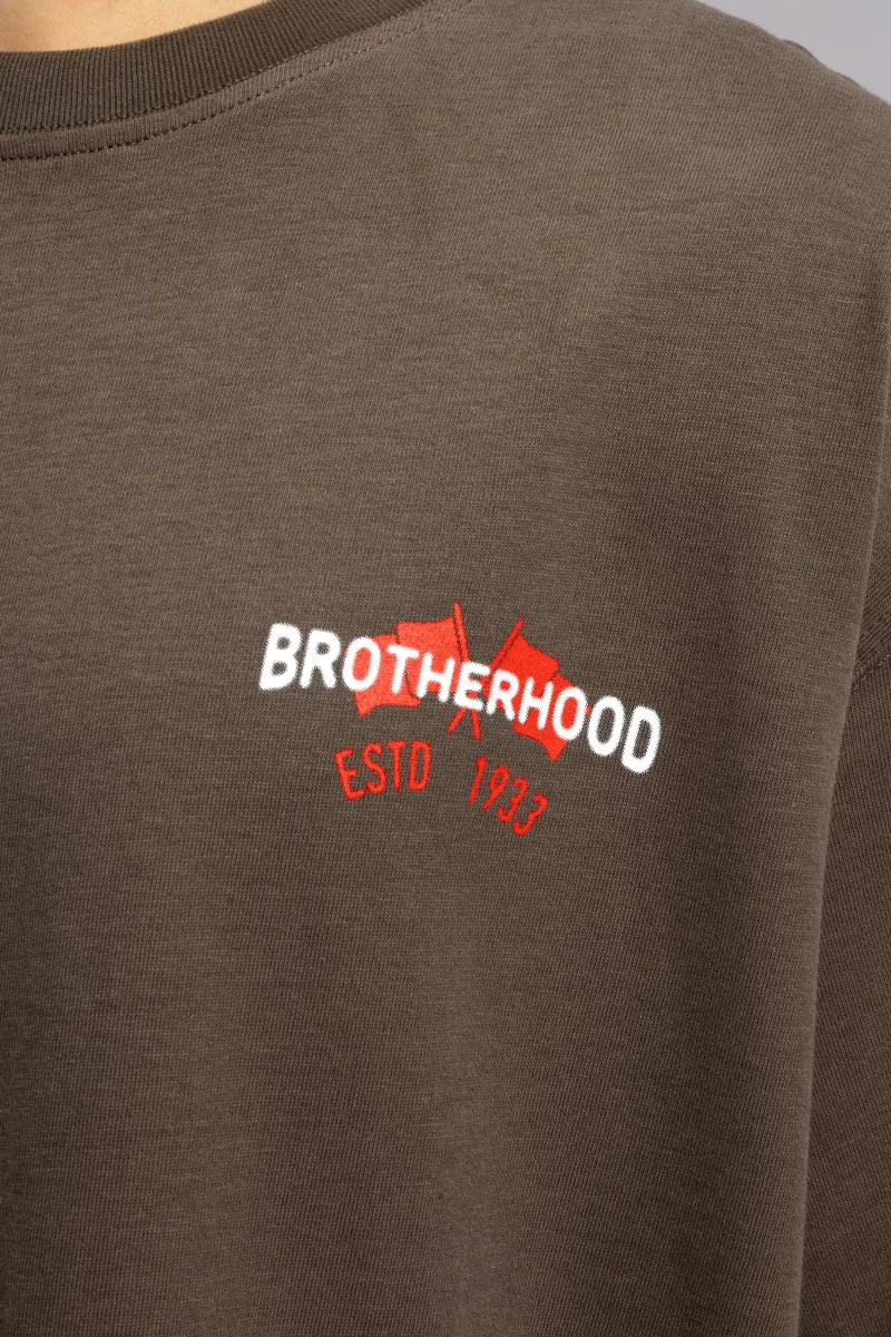 كاتش تيشيرت مطبوع عليه كلمة "Brotherhood" بحجم كبير