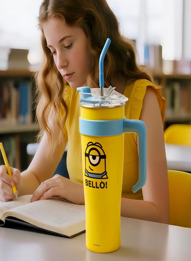 ميني سو كوب مينيسو للسفر من الفولاذ المقاوم للصدأ بتصميم شخصيات مينيونز، سعة 54 أونصة، مزود بمقبض وغطاء وماصة، متوافق مع حامل أكواب القهوة، خالٍ من مادة BPA، مناسب للفتيات والأطفال | للمدرسة والمكتب والمنزل - Image 2