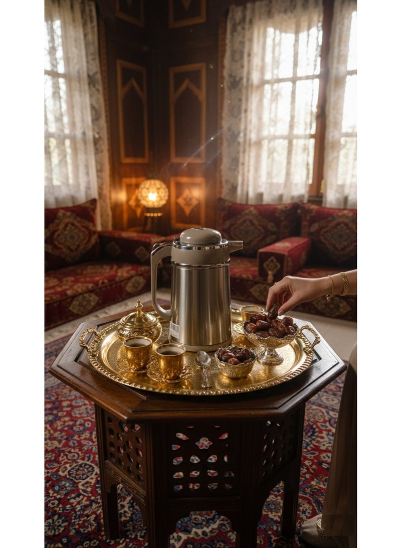 فوييجر ترمس شاي وقهوة حراري بلون فضي بلمسة بيج – حافظ حرارة مزدوج الجدار من الستانلس ستيل بسعات متعددة (1 لتر / 1.3 لتر / 1.6 لتر / 1.9 لتر) مثالي للضيافة والاستخدام اليومي - Image 2