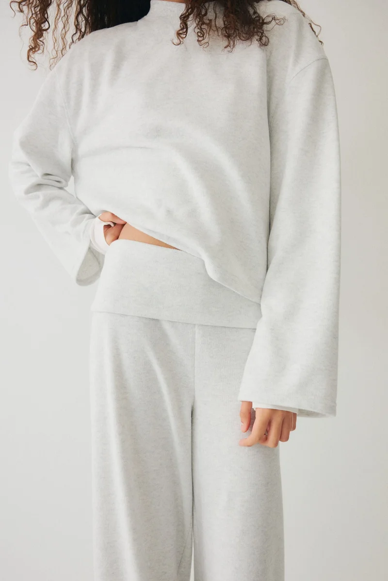 اتش اند ام طقم مكوّن من قطعتين من بنطلون وبلوزة من الجيرسيه