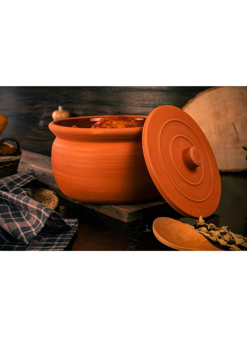 لوكسيول قدر طهي طيني من لوكس يول – صناعة يدوية تركية من طين طبيعي 100٪ – صديق للبيئة وآمن للفرن والميكروويف وغسالة الصحون – متوفر بألوان طبيعي، أزرق، بني، أسود، أخضر، تركواز – بأربعة مقاسات: طول 9 سم بقطر 20، طول 12 بقطر 24، طول 14 بقطر 27، طول 16 بقطر 31 سم – مثالي للطهي الصحي والمتوازن: حساء، يخنة، طاجن، أطباق جانبية ومقبلات – يحافظ على نكهة وحرارة الطعام – مقاوم للتشقق والصدمات – خالٍ من المواد الكيميائية و BPA – مادة طينية صحية، تدعم نمط الحياة المستدام – تصميم أنيق يناسب المطابخ العصرية أو التقليدية – هدية فاخرة لحفلات الزفاف أو دبيج المنزل أو لمحبي الطهي – ماركة لوكس يول مصنوعة بحرفية عالية وطابع تراثي تركي – قدر يتمتع بمتانة تدوم وجمال ألوان طبيعية - Image 5