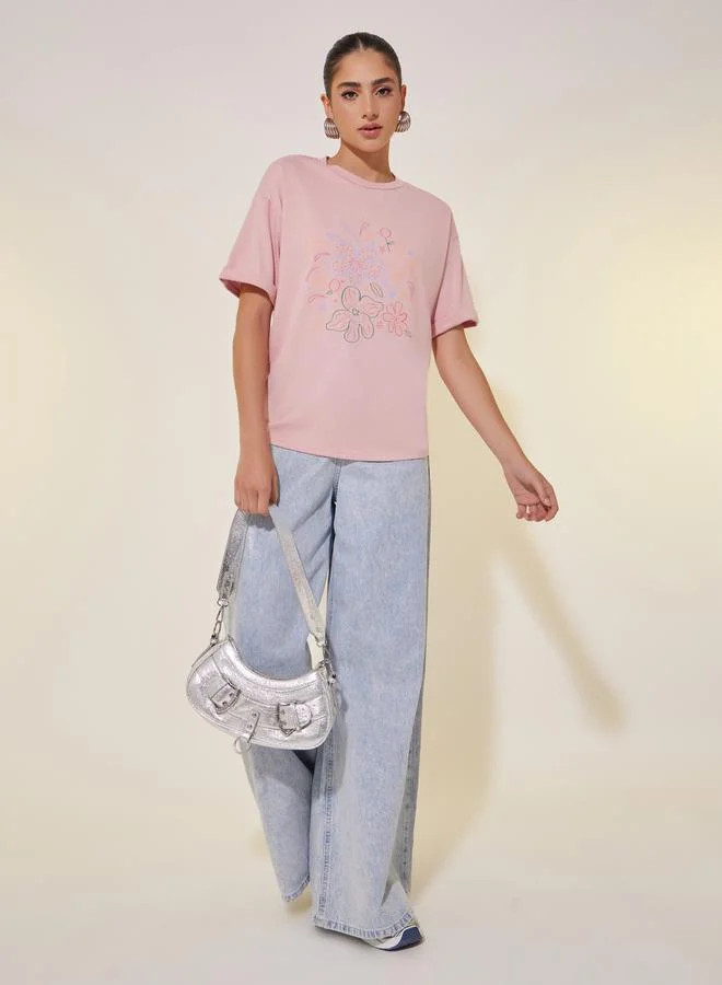 تايك تو تيشيرت بأكمام قصيرة وطبعة زهور جرافيك