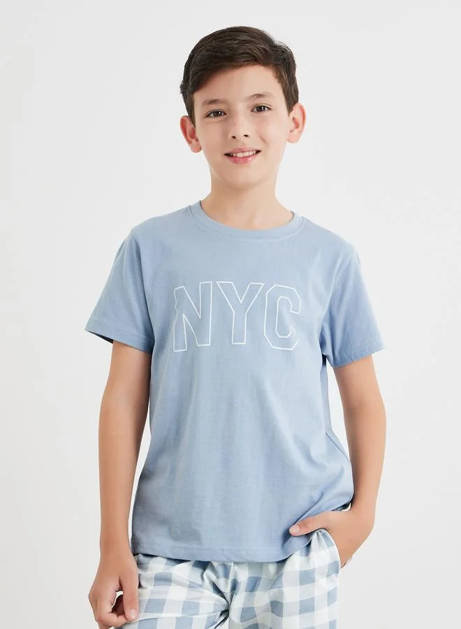 ستايلي طقم منسق من شورت بطبعة مربعات وتيشيرت بطبعة نيويورك