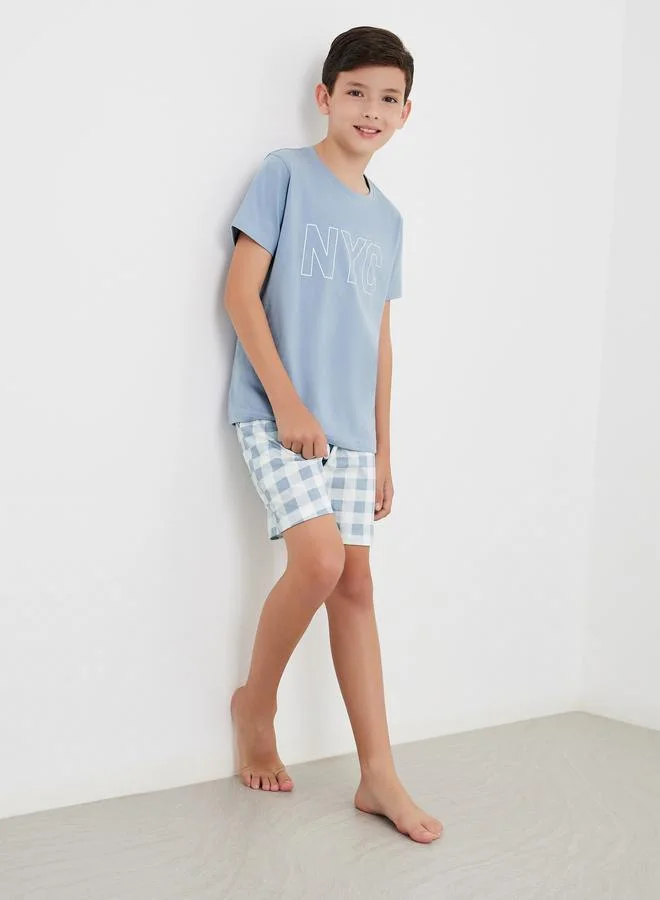ستايلي طقم منسق من شورت بطبعة مربعات وتيشيرت بطبعة نيويورك