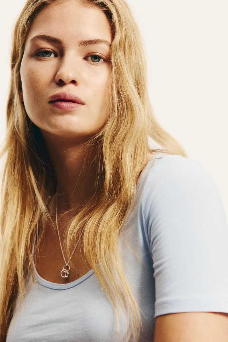 اتش اند ام تي-شيرت قصير بقبة واسعة