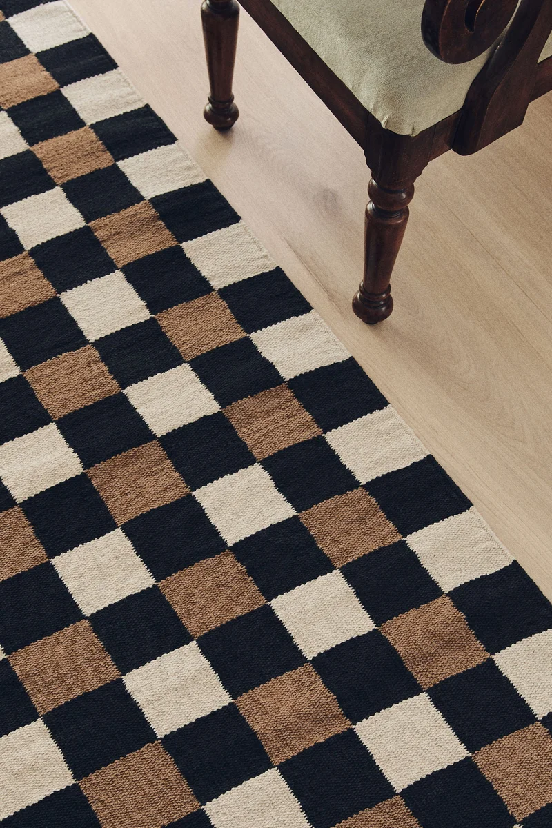 اتش اند ام سجّادة قطنية بتصميم مربعات