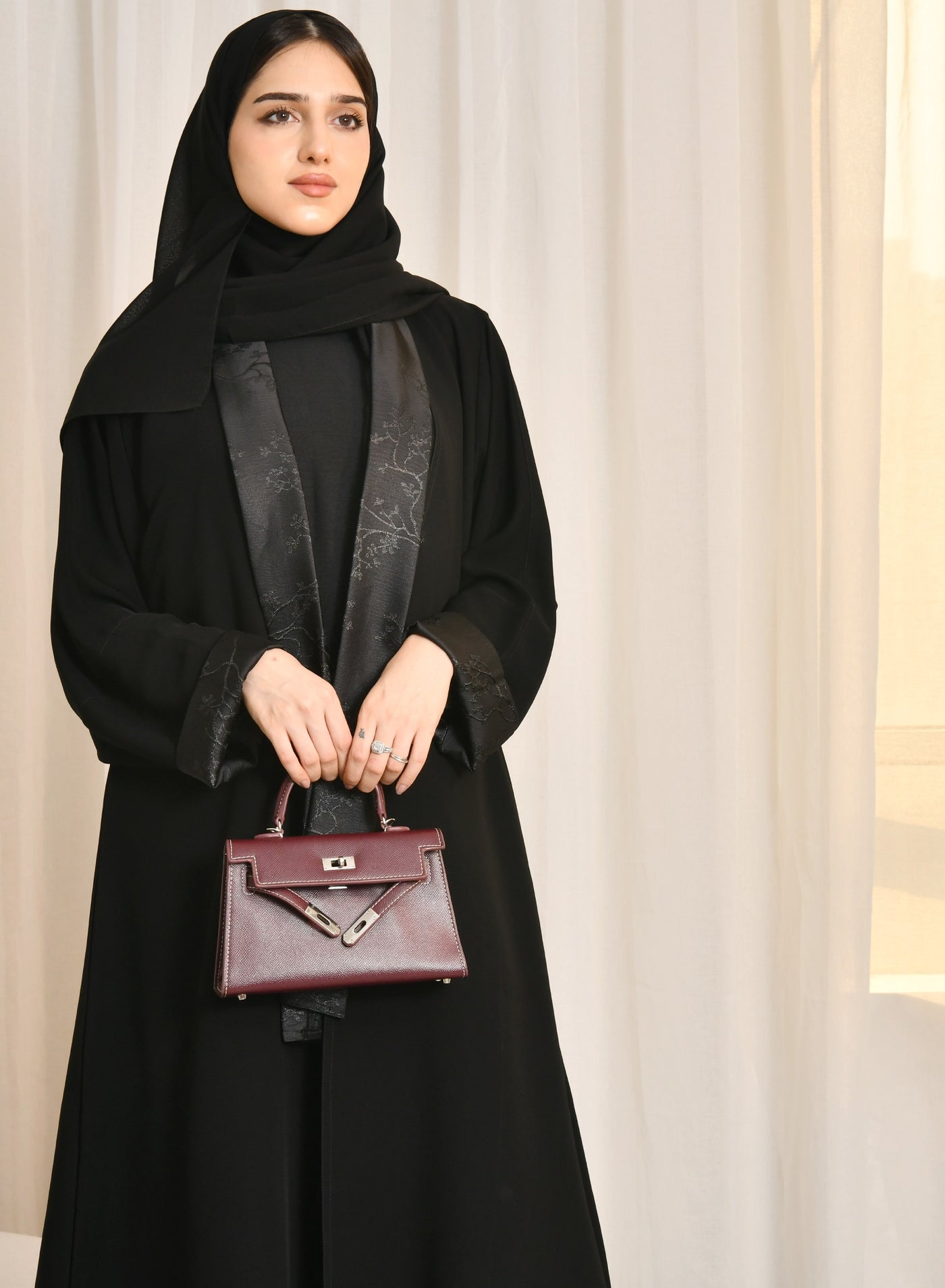 عباية سوداء بتداخل قماش الجاكار الصيفي على الياقة...