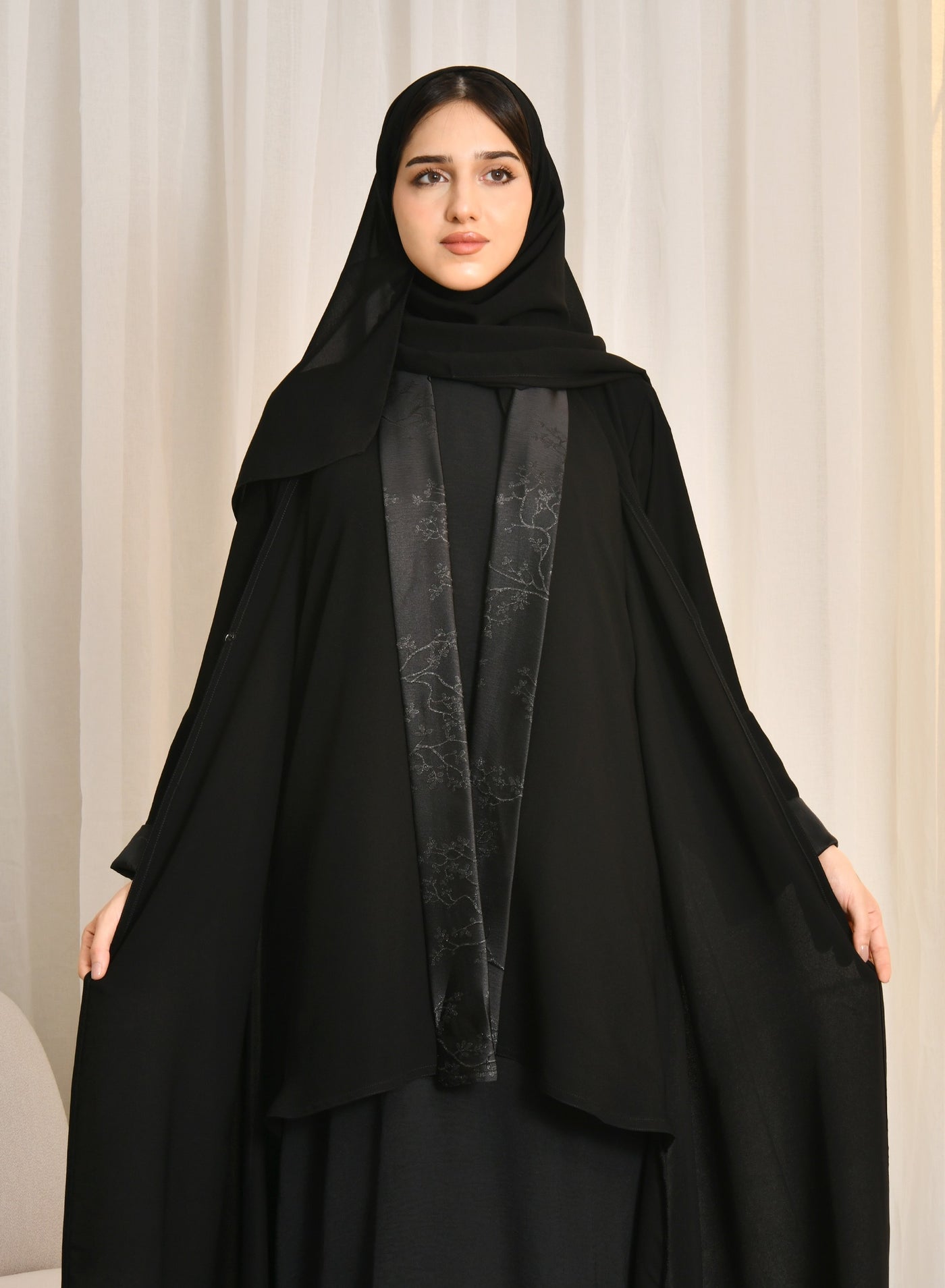 عباية سوداء بتداخل قماش الجاكار الصيفي على الياقة...