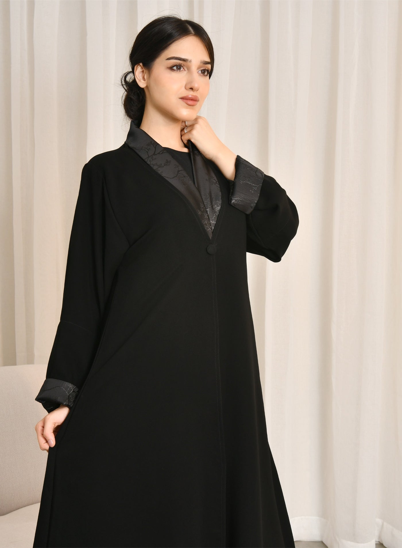 عباية سوداء بتداخل قماش الجاكار الصيفي على الياقة...