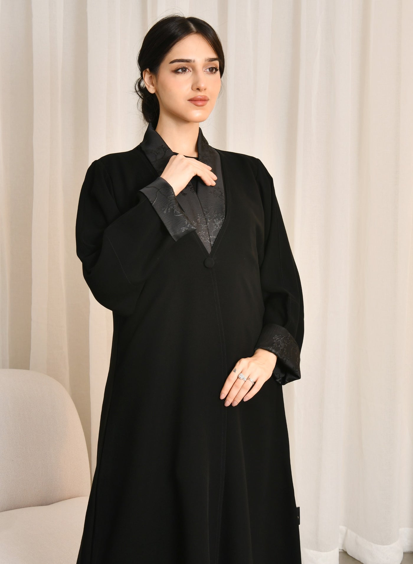 عباية سوداء بتداخل قماش الجاكار الصيفي على الياقة...